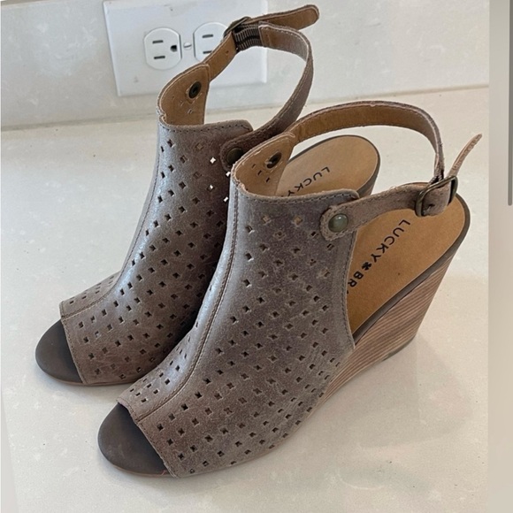 Boutique, Chic, Boho Women's Brown/Tan Wedge Sandals Size 9. - Picture 13 of 14